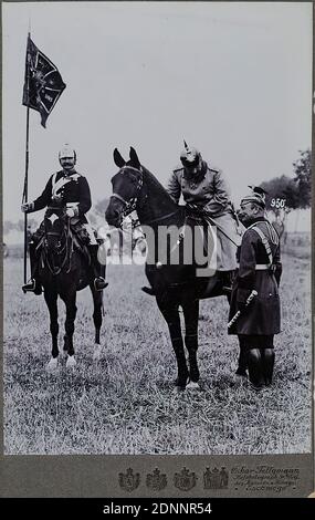 Oscar Tellgmann, Kaiserliches Manöver 1912 in Sachsen - der Kaiser überreicht König August von Sachsen mit Feldmarschallstab, Kollodiumpapier, schwarz-weiß-positiver Prozess, Bildgröße: Höhe: 14.60 cm; Breite: 10.10 cm, Stempelstich: recto und: Oskar Tellgmann, Hoffotograf Sr. King, Eschwege, Kaisermanöver, 1912, in Sachsen, Kaiser, überreichte König August v. Sachsen das Feldmarschallpersonal, Reporterfotografie, Portraitfotografie, Gruppenportrait, Manöver, Kaiser, König, Fahnen und Normen (Militär), Pferd, Oberbefehlshaber, General, Marschall Stockfoto