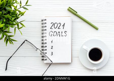 Inspiration Konzept - Neujahr Ziele in Notebook auf einem Tisch geschrieben, flach legen Stockfoto