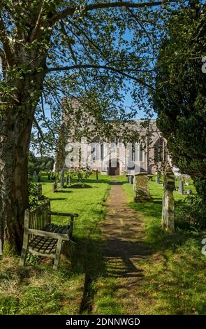 Fußweg zur St. Andrew’s Church und Friedhof im Sommer Greystoke Cumbria England Großbritannien GB Großbritannien Stockfoto