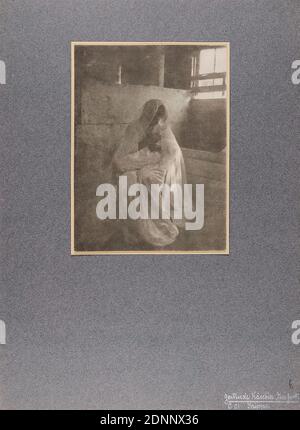 Gertrude Käsebier, Krippe, Karton, Heliotief, Bildgröße: Höhe: 17,30 cm; Breite: 12,80 cm, beschriftet: recto: Rechts unten auf dem Bildträger (blauer Karton) in weißer Tinte: Gertrude Käsebier, New York, ca. 01. Krippe, a. d. Kartonstempel: Kabinett Nr., daneben in Blei 27, Stempel: Kasten Nr., daneben in Führung: 12; Stempel: Lehrsammlung der Staatlichen Landesbildstelle Hamburg, daneben in Tusche: Kasten 12, künstlerische Fotografie, inszenierte Fotografie, Mutter, Baby, Kleinkind, Maria mit Christkind (Madonna), Ganzkörperportrait, Frau, Bildnis, Heliogravur aus Kameraarbeit, Nummer 1 Stockfoto