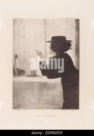 Robert Demachy, L. Angerer, Wilhelm Knapp, Woman with Cigarette, paper, heliogravure, picture size: height: 15,00 cm; width: 11,00 cm, inscribed: recto: Robert Demachy, Paris. Photographische Rundschau 1899th, Teaching Collection of the Staatliche Landesbildstelle Hamburg, monogrammed: in print and left: RD, portrait photography, artistic photography, half-length portrait, profile (side view), cigarette Stock Photo