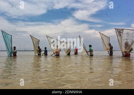 Unter Ausnutzung der Monsun-Saison, hat sich das Angeln in den Flüssen von Kurigram beliebt. Die Einheimischen sind auf der Jagd nach einheimischen Fischarten i beschäftigt Stockfoto