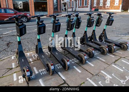 TIER E-Scooter E-Scooter Elektroroller zu mieten geparkt in Straße Stadtzentrum York North Yorkshire England Großbritannien GB Großbritannien Stockfoto