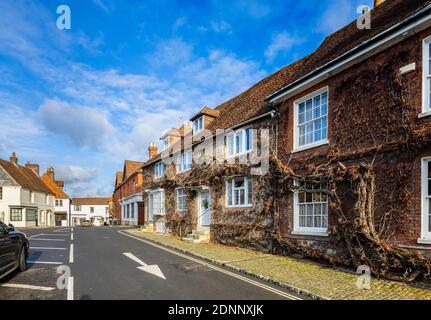 Reihenhaus im georgianischen Stil (Church Hill House) in Church Hill, Midhurst, West Sussex, im Winter mit einem Weihnachtskranz an der blauen Haustür Stockfoto