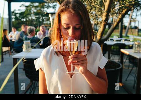 Frau trinkt Champagner Stockfoto