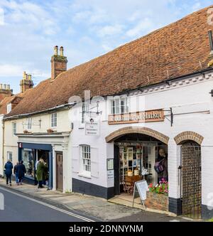 Blick auf die Straße auf das Midhurst Museum und Teesäle und den gewölbten Eingang zum Knockhurst Markt, Midhurst, West Sussex Stockfoto