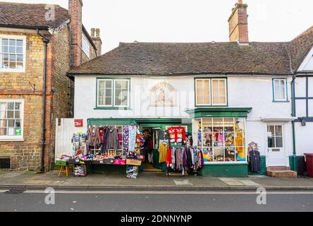 Kleiderständer außerhalb des Open Country von Petwoth und Midhurst, einem Souvenirladen in der 2 KnockHundred Row in einem historischen Gebäude in Midhurst, West Sussex Stockfoto