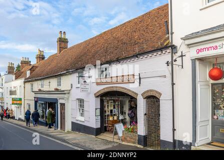 Blick auf die Straße auf das Midhurst Museum und Teesäle und den gewölbten Eingang zum Knockhurst Markt, Midhurst, West Sussex Stockfoto