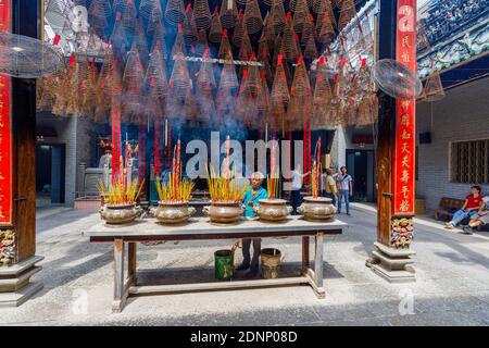 Räucherstäbchen brennen in den Thien Hau Tempel, einen chinesischen Tempel der Göttin Mazu, in der Innenstadt von Saigon (Ho Chi Minh City), South Vietnam, Südostasien Stockfoto