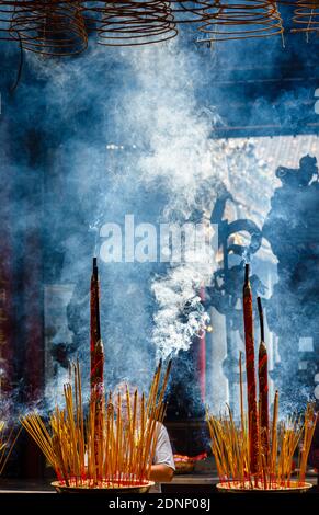Rauch von Räucherstäbchen, die im Thien Hau Tempel, einem chinesischen Tempel der Meeresgöttin Mazu, in der Innenstadt von Saigon (Ho Chi Minh Stadt), Südvietnam, brennen Stockfoto