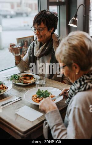 Frauen essen im Café Stockfoto