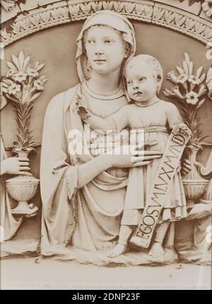 Luca della Robbia: Madonna mit Kind und Engeln, Detail, Via dell'Agnolo, Casa Tantini, 95, Florenz, Albumin Papier, schwarz-weiß positive Prozess, Bildgröße: Höhe: 24.90 cm; Breite: 18.90 cm, FIRENZE - Via dell' Agnolo, Casa Tantini. 95. La Vergine col Bambino. Details (Luca Della Robbia). Runder Stempel auf Rückseite, Fotografie, Maria mit Christkind (Madonna), Skulptur, Skulptur, Bildhauerkunst Stockfoto