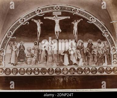 Fra Angelico: Die Kreuzigung mit Maria und Heiligen. San Marco, Florenz, Albumin Papier, schwarz-weiß positive Prozess, Bildgröße: Höhe: 18,60 cm; Breite: 24,60 cm, FIRENZE - R. Museo di S. Marco. La Crocifissione con le Marie e vari santi. (Beato Angelico). Verso Rundstempel, Gemälde, Innenraum einer Kirche, Kreuzigungsgruppe Stockfoto