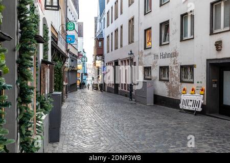 Verlassene Salzgasse in der Kölner Altstadt nach der Lockdown in der Corona-Krise Stockfoto