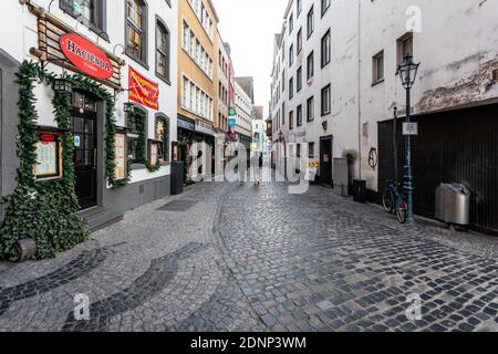 Verlassene Salzgasse in der Kölner Altstadt nach der Lockdown in der Corona-Krise Stockfoto