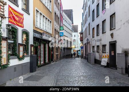 Verlassene Salzgasse in der Kölner Altstadt nach der Lockdown in der Corona-Krise Stockfoto