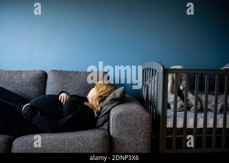 Schwangere Frau auf sofa Stockfoto