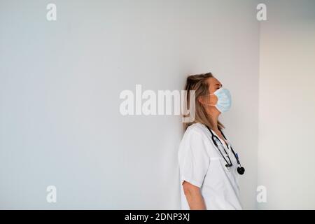 Ärztin trägt eine schützende Gesichtsmaske Stockfoto
