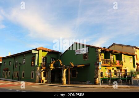 Leeres Meson Puente Vieja in Puente Arce Cantabria Spanien normalerweise zum Frühstück geöffnet Stockfoto