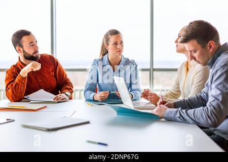 Mitarbeiter während der Geschäftsbesprechung Stockfoto