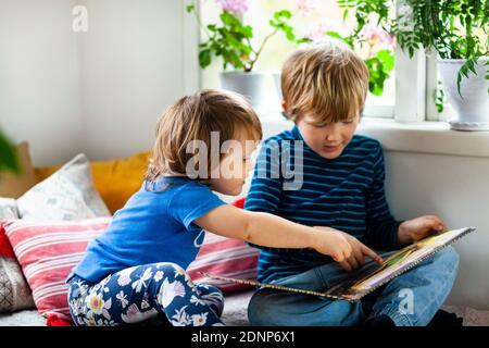 Bruder und Schwester zusammen Buch lesen Stockfoto
