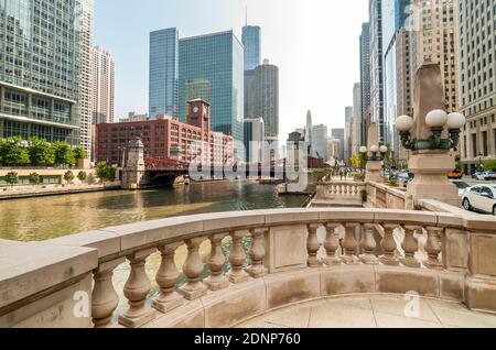 Blick auf Chicago Downtown am Chicago River, Illinois, USA Stockfoto