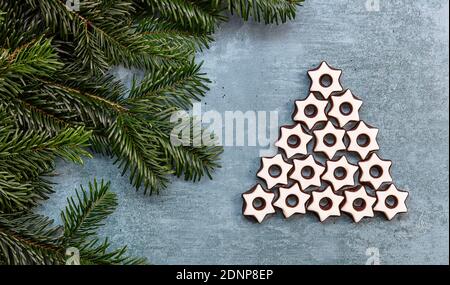 Weihnachtsbaum aus Schokoladenkeksen Stockfoto