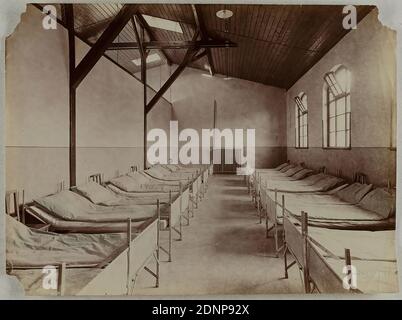 Atelier J. Hamann, Johann Hinrich W. Hamann, men's dormitory, Auswandererhallen Hamburg-Veddel, collodion paper, black and white positive process, total: height: 17.6 cm; width: 23.8 cm, dry stamp: recto and right: J. HAMANN, Hamburg, handwritten in lead: Auswandererhallen Hamburg-Veddel, men's dormitory, J. Hamann, Hamburg 1, Neustädterstr, 66/68, studio for photography of all kinds, awarded Hamburg 1899, reporting photography, bed, bedroom, interior, social, economic life/transport/communication Stock Photo