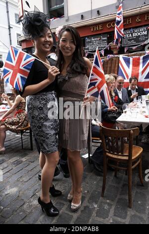 Weibliche Asiatin mit Fahnen bei der Straßenparty in Soho London am Königlichen Hochzeitstag, Großbritannien, London Stockfoto