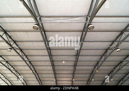 Metalldachrahmen oder Dachkonstruktion des Hallenstadion-Gebäudes Mit Metallträgern und Traversen Stockfoto