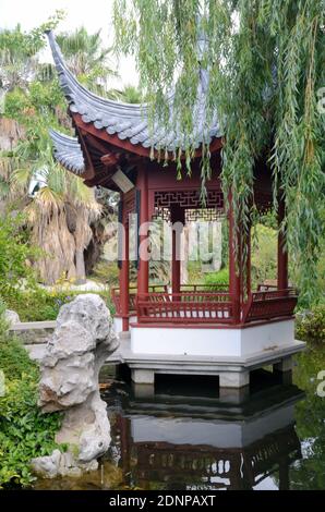 Chinesischer Kiosk oder orientalischer GartenKiosk, eingerahmt von Weeping Willow Im Chinesischen Garten Borely Park Marseille Provence Frankreich Stockfoto