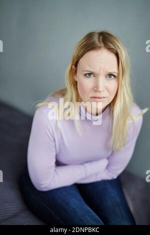 Traurige Frau, Blick in die Kamera Stockfoto