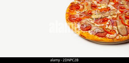 Leckere Pizza würziger Pfeffer auf einem Holzteller serviert, Zutaten Signature-Sauce, Mozzarella-Käse, Pepperoni, eingelegte Gurke, bulgarischer Pfeffer, rote Zwiebel, Chili-Pfeffer. Pizzeria Werbeplakat. Stockfoto