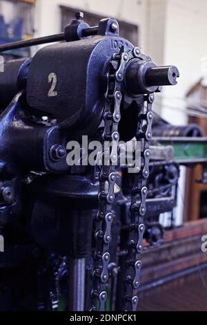 Kettengetriebene Riemenscheiben auf der alten Weberei am Mikro Mill London Cloth Company Stockfoto
