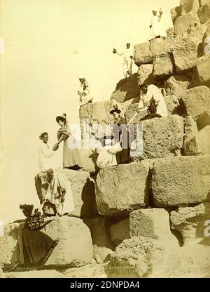 Constantine Zangaki, George Zangaki, Ascension de la grande Pyramide, Albumin-Papier, schwarz-weiß-positiver Prozess, Bildgröße: Höhe: 27.20 cm; Breite: 21.90 cm, Rekto: Fotokopiert linker unterer Rand: Zangaki; rechter unterer Rand: Nr. 435 Ascension de la grande Pyramide; rückseitig: In Blei: George und Constantine Zangaki, Reisefotografie, ägyptische Pyramiden, Mann, Reise/Tourismus, Kultplätze in der ägyptischen Religion, Pyramide (historische Grabform Stockfoto