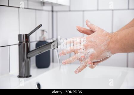 Nahaufnahme einer Person, die Hände zu waschen Stockfoto