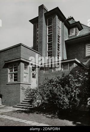 Carl Dransfeld, Wohnhaus für Erich Madsack, Hannover-Liste, Silbergelatinepapier, schwarz-weiß-positiv, Bildgröße: Höhe: 23,00 cm; Breite: 16,70 cm, Architekturfotografie, Wohnhaus, mehrstöckiges Gebäude, Fassade, Haus, Gebäude, Architektur, das Foto zeigt die Seitenansicht des Einfamilienhauses für Erich Madsack in Hannover-List, Walderseestraße 3. Das Gebäude für den Herausgeber des Hannoverschen Anzeigers wurde 1928 nach Plänen des Architekten Fritz Höger erbaut Stockfoto