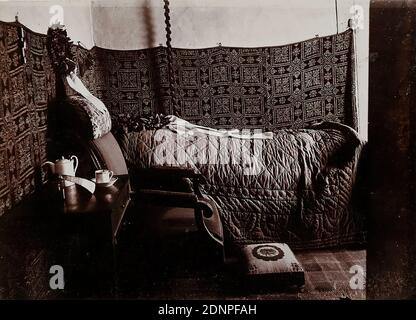 Louis Held, Schlafzimmer, Goethe-Haus, Weimar, Kollodiumpapier glänzend, schwarz-weiß-positiv, Bildgröße: Höhe: 11.10 cm; Breite: 15.40 cm, Trockenstempel: recto und: GOETHE-NATIONALMUSEUM WEIMAR; Louis Held, Weimar, 1904, Inventarnummer in Blei, Reporterfotografie, Historisches Gebäude, Lage, Straße, Schlafzimmer, Museum, Bett, Sessel, Sessel Stockfoto