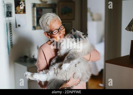 Ältere Frau mit Katze Stockfoto
