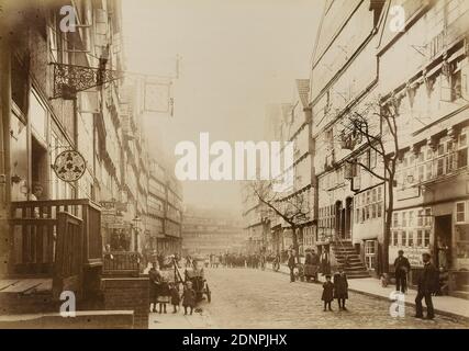 W. Mauke & Söhne, Georg Koppmann, Brook nach dem Sand aus der Mappe Hamburg 1883, zu legende Fotografien der Stadttheile, Albumin-Papier, schwarz-weiß-positiver Prozess, Bildgröße: Höhe: 27.3 cm; Breite: 38.5 cm, beschriftet: recto und bedruckt auf Trägerkarton: Photographie von G. Koppmann & Co, Hamburg - fotografiert Hamburg Oktober 1883, BACH NACH DEM SAND, Architekturfotografie, Stadt, Stadtansicht (veduta), Straßen und Plätze, Mehrfamilienhaus, Mehrgeschosshaus, Fassade, Haus, Gebäude, Fachwerkhaus, Firmenschild, Stadtbewohner, Bäume, Sträucher Stockfoto