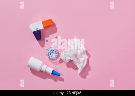 Inhalator und Allergiemedizin auf rosa Hintergrund Stockfoto