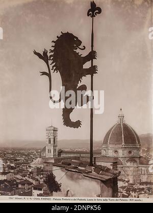 Eisenlöwe auf dem Turm des Palazzo Pretorio, im Hintergrund die Kuppel der Kathedrale, Florenz, Albumin Papier, schwarz-weiß-positive Prozess, Bildgröße: Höhe: 25.20 cm; Breite: 19.20 cm, 5 FIRENZE - Palazzo Pretorio o del Podestà. Leone in Ferro sulla Torre del Palazzo. (XIV secolo.), Architekturfotografie, Reisefotografie, Löwe (Raubtiere), Kunsthandwerk, Industriedesign, Stadt, Blick auf die Stadt (veduta), Außenseite einer Kirche, Florenz Stockfoto