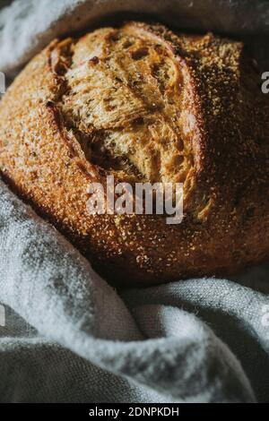 Laib Brot auf Küchentuch Stockfoto