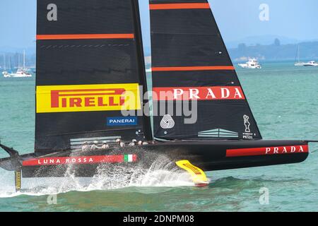 Auckland, Neuseeland. Dezember 2020. Crew-Mitglieder des Luna Rossa Prada Pirelli Teams treten am zweiten Tag des Wettbewerbs bei der America's Cup World Series in Auckland, Neuseeland, am 18. Dezember 2020 an. Kredit: Guo Lei/Xinhua/Alamy Live Nachrichten Stockfoto