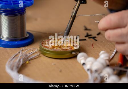 Nahaufnahme eines Lötkolbens schmilzt Kolophonium Stockfoto