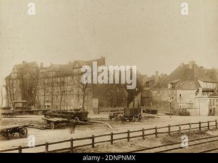 W. Mauke & Söhne, Georg Koppmann, Westende vom Kehrwieder aus dem Folder Hamburg 1883. Fotografien der zu verlegenden Stadtheilungen, Albumin-Papier, schwarz-weiß-positiver Prozess, Bildgröße: Höhe: 27.2 cm; Breite: 38.4 cm, beschriftet: recto u.: Aufdruck auf Trägerkarton: Photographie von G. Koppmann & Co, Hamburg - fotografiert Hamburg Oktober 1883, WEST END OF KEHRWIEDER, Architekturfotografie, Stadt, Stadtansicht (veduta), Straßen und Plätze, Wohnhaus, Mehrgeschosshaus, Fachwerkhaus, Kutsche, Güterwagen, Güterwagen, hist. Gebäude, Lage, Straße Stockfoto