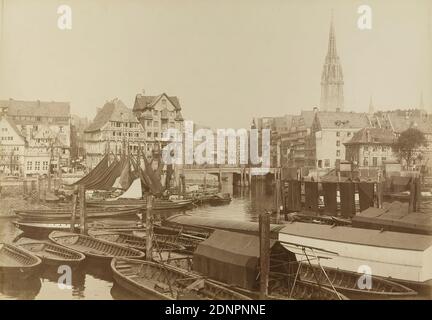 W. Mauke & Söhne, Georg Koppmann, hohe Brücke vom Kehrwieder aus der Mappe Hamburg 1884, Ansichten aus dem zu legenden Stadttheil, Staatliche Landesbildstelle Hamburg, Sammlung zur Geschichte der Fotografie, Albumin-Papier, schwarz-weiß-positiver Prozess, Bildgröße: Höhe: 27.2 cm; Breite: 38.8 cm, beschriftet: recto und: Gedruckt auf Trägerkarton: Photographie von G. Koppmann & Co, Hamburg - aufgenommen im September 1884, HOHEBRÜCKE VOM KEHRWIEDER AUS GESEHEN, Architekturfotografie, Stadt, Stadtansicht (veduta), Hafen, Brücke in einer Stadt über Fluss, Kanal etc, Wohnhaus Stockfoto