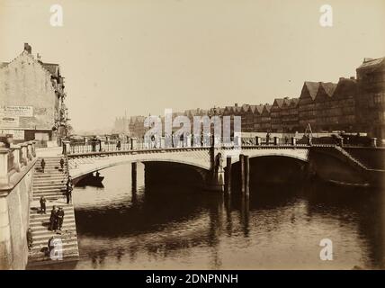 W. Mauke & Söhne, Georg Koppmann, Brooksbrücke aus dem Folder Hamburg 1884, Ansichten aus dem zu legenden Stadttheil, Albumin-Papier, schwarz-weiß-Positivverfahren, Bildgröße: Höhe: 27 cm; Breite: 38.4 cm, beschriftet: recto und: Bedruckt auf Trägerkarton: Photographie von G. Koppmann & Co, Hamburg - aufgenommen im September 1884, BROOKSBRÜCKE, Architekturfotografie, Stadt, Stadtansicht (veduta), Brücke in einer Stadt über Fluss, Kanal etc., Wohnhaus, Geschoßhaus, Giebel, hist. Gebäude, Lokalität, Straße, Stadtbewohner, Stadtbewohner, Kanäle, Gewässer (in der Stadt), Hamburg Stockfoto