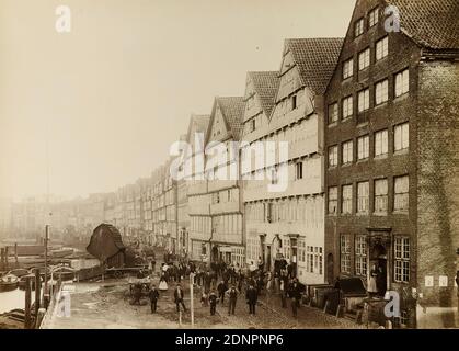 W. Mauke & Söhne, Georg Koppmann, Kehrwieder aus der Mappe Hamburg 1883, Fotografien der zu legenden Stadttheile, Staatliche Landesbildstelle Hamburg, Sammlung zur Geschichte der Fotografie, Albumin-Papier, schwarz-weiß-positiver Prozess, Bildgröße: Höhe: 27.4 cm; Breite: 38.4 cm, beschriftet: recto und: Gedruckt auf der Trägerkarton: Photographie von G. Koppmann & Co, Hamburg - fotografiert Hamburg Oktober 1883, KEHRWIEDER, und Mitte Fritz Lachmund, Hamburg 27, Insel Billerhude, Parcel 396, unten rechts: Sammlung Lachmund, Architekturfotografie, Stadt, Stadtansicht (veduta Stockfoto