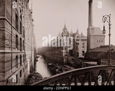 W. Mauke & Sons, Georg Koppmann, Hamburg. Freeport-Lager in Kehrwiederfleth, Block E. und Centralstation aus dem Hamburger Portfolio. Aus dem Freihafengebiet, aufgenommen und herausgegeben von G. Koppmann & Comp, Staatliche Landesbildstelle Hamburg, Sammlung zur Geschichte der Fotografie, Papier, Kollotyp, Bildgröße: Höhe: 22.8 cm; Breite: 30.6 cm, beschriftet: recto u.: Bedruckt auf Trägerkarton: Hamburg, Freeport-Lager Kehrwiederfleth, Block E. und Centralstation.; Fotografie von G. Koppmann & Comp, Hamburg. Fotografiert Hamburg, November 1888, Architekturfotografie, Stadt, Stadt Stockfoto